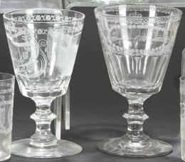 Lote 1339: Dos copas de recuerdo, de cristal de La Granja grabadas a la rueda, Perido Historicista S. XIX.