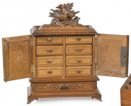 Lote 1352: Pequeño cabinet de madera de nogal, Francia ff. S. XIX pp. S. XX.