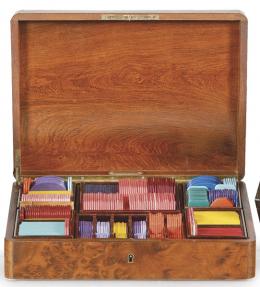 Lote 1355: Caja de juego de la canasta francesa en marquetería de maderas frutales y nácar de la firma Au Nain Bleu de París, S. XIX.