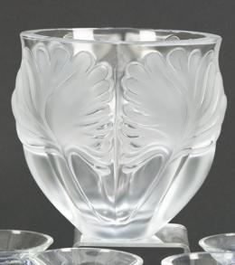 Lote 1361: Jarrón de cristal parcialmente opalescente firmado Lalique France.
