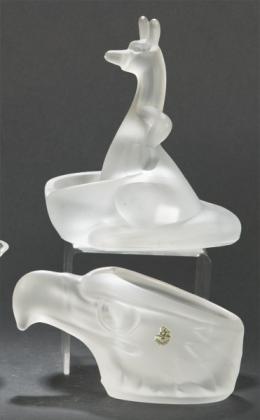 Lote 1363: "Cabeza de Halcón" y "Canguro" en cristal moldeado opalescente, Francia h. 1950.