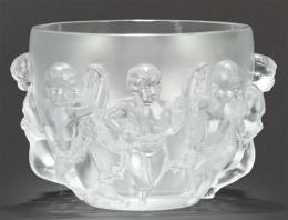 Lote 1364: Vaso Luxemburgo de cristal opalescente de Lalique con niños danzando en relieve segunda mitad S. XX.