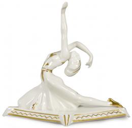 Lote 1370: Figura de bailarina art decó en porcelana esmaltada en blanco y dorado de Hutchenreuter, Selb Bavaria, sobre base romboidal. Con marcas en la base. Alemania, años 20