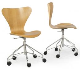 Lote 1387: Arne Jacobsen (1902-1971) para Fritz Hansen
Pareja de sillas Series 7™, giratoria 3117 de altura ajustable con ruedas, realizada con 9 capas de chapa de haya moldeada a presión