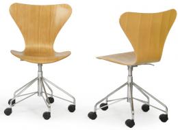 Lote 1387-A: Arne Jacobsen (1902-1971) para Fritz Hansen
Pareja de sillas Series 7™, giratoria 3117 de altura ajustable con ruedas, realizada con 9 capas de chapa de haya moldeada a presión
