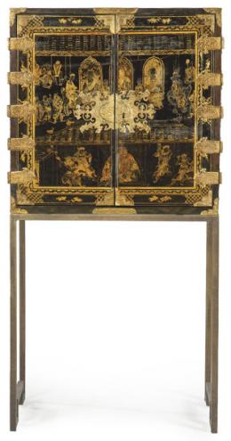 Lote 1448: Cabinet de madera lacada y dorada, China, Dinastía Qing S. XVIII.