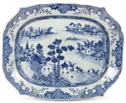 Lote 1450: Bandeja de borde ondulado de porcelana de Compañía de Indias, azul y blanco, Dinastía Qing, época de Qienlong (1736-95).