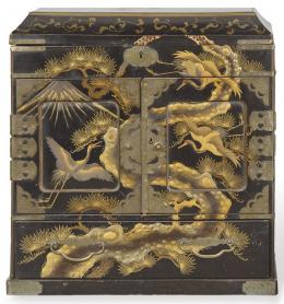 Lote 1451: Cabinet de sobremesa de laca chino, Dinastía Qing ff. S. XIX