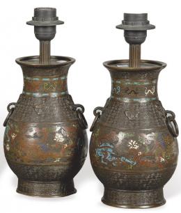Lote 1452: Pareja de lámparas de mesa realizadas con jarrones de bronce con esmalte cloisonné, China, Dinastía Qing S. XIX.