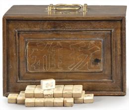 Lote 1454: Mahjong con caja de madera oriental y fichas de hueso pintadas S. XX.