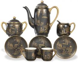 Lote 1455: Juego de café de porcelana japonesa esmaltada negra con decoración en dorado. S. XX.