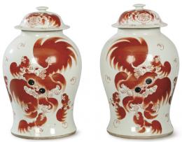 Lote 1458: Pareja de tibores de porcelana china en rojo de hierro y negro, Dinastía Qing ff. S. XIX.