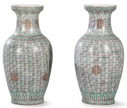 Lote 1459: Pareja de jarrones de porcelana china en rosa y turquesa S. XX.