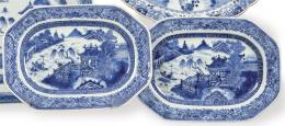Lote 1461: Pareja de bandejas ochavadas de porcelana de Compañía de Indias azul y blanco, Dinastía Qing época de Qianlong (1736-95).