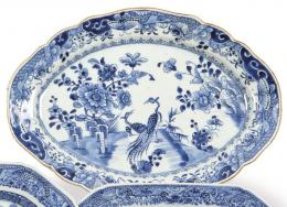 Lote 1462: Bandeja ondulada de porcelana de Compañía de Indias azul y blanco, Dinastía Qing época de Qianlong (1736-95)
