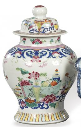 Lote 1467: Pequeño tibor de porcelana de Compañía de Indias con esmaltes polícromos, Dinastía Qing útlimo tercio S. XVIII.