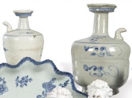 Lote 1468: Dos kendi de porcelana china azul y blanco, Dinastía Qing S. XIX.