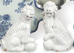 Lote 1470: Pareja de leones de Foo en cerámica vidriada en blanco de estilo chino S. XIX.