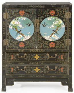 Lote 1472: Aparador chino de madera lacada y pintada h. 1930-40.