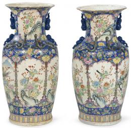 Lote 1473: Pareja de grandes jarrones de porcelana china con esmaltes polícromos S. XX.