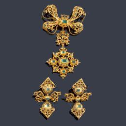 Lote 2024: Venera y pendientes populares con esmeraldas talla tabla en montura de oro amarillo de 18K. S. XVIII-XIX.