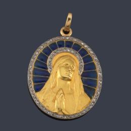 Lote 2037: F. VERNON
Medalla devocional con la Imagen de La Virgen cincelada en oro amarillo de 18K enriquecida con diamantes y esmalte azul 'guilloché'. Ppios S. XX.