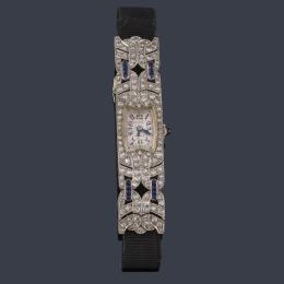 Lote 2044: Reloj-joya 'Art Decó' con diamantes talla sencilla y zafiros en cabujón, sobre montura de platino. Años '30.
