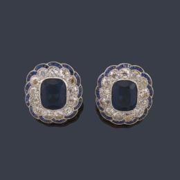 Lote 2049: Pendientes cortos con pareja de zafiros sintéticos talla oval con orla de diamantes talla antigua de aprox. 3,90 ct y zafiros calibrados.