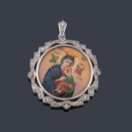 Lote 2053: Medalla religiosa con Imagen de la Virgen con el Niño, en esmalte con orla de diamantes.