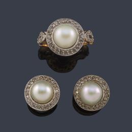 Lote 2058: Pendientes y anillo con perla de aprox. 8,13 - 7,85 mm con orla de diamantes talla rosa.