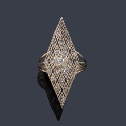 Lote 2071: Anillo lanzadera con diseño en forma de rombo con diamante talla antigua y tallas rosa.
