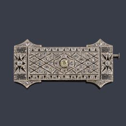 Lote 2076: Broche-placa con diamantes talla antigua y rosa en montura de oro blanco de 18K. Años '30.
