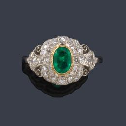 Lote 2089: Anillo con esmeralda talla oval de aprox. 0,45 ct con cuajado de diamantes talla antigua y 8/8 en montura de platino.