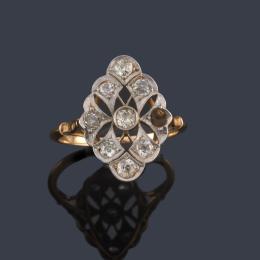 Lote 2095: Anillo lanzadera con diamantes talla antigua (falta uno) con diseño calado, en montura de oro amarillo de 18K y vista en platino. Años '20.