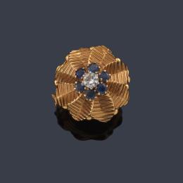 Lote 2105: Anillo retro con centro de diamante y orla de zafiro en montura con diseño vegetal de oro amarillo de 18K. Años '40.