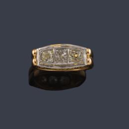 Lote 2106: Tresillo con tres diamantes talla antigua en montura de oro amarillo de 18K y vista en platino.