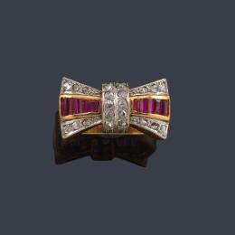 Lote 2107: Anillo chevalier con motivo en forma de lazo con rubíes sintéticos calibrados y diamantes talla rosa. Años '40.