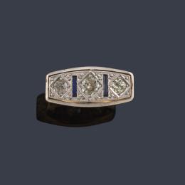Lote 2108: Tresillo con tres diamantes talla antigua intercalado con zafiros talla rectangular. Años '30.