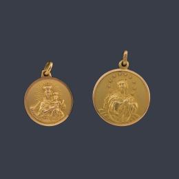 Lote 2120: Dos medallas devocionales con La Imagen de La Virgen Inmaculada y La Virgen del Carmen con El Niño, realizadas ambas en oro amarillo de 18K.