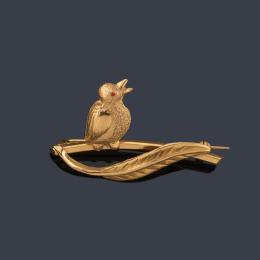 Lote 2127: Broche con motivo de pájaro posado sobre ramita en montura de oro amarillo de 18K.