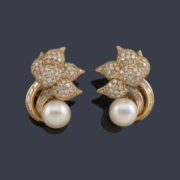 Lote 2150: LUIS GIL
Pendientes en forma de ramillete con pareja de perlas australianas de aprox. 13,69 mm y 13,92 mm con diamantes talla brillante y baguette.