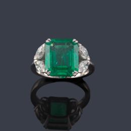Lote 2151: Anillo con esmeralda central de aprox. 5,73 ct con cuatro diamantes talla marquís de aprox. 0,85 ct en total.
