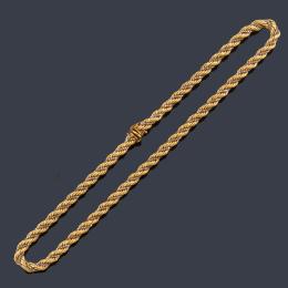 Lote 2163: Cadena tipo cordón realizado en oro blanco y amarillo de 18K.