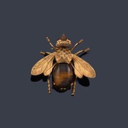 Lote 2165: Broche en forma de abejorro con cuerpo con pieza de ojo de tigre en montura de oro amarillo de 18K.