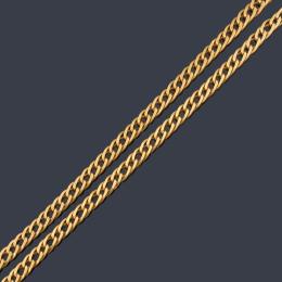 Lote 2181: Cadena larga con eslabones barbados en oro amarillo de 18K.