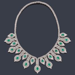 Lote 2189: Collar tipo babero con esmeraldas talla oval de aprox. 18,77 ct y diamantes talla brillante de aprox. 32,00 ct en total, realizado en oro blanco de 18K.