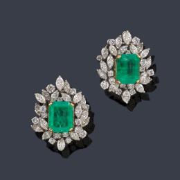 Lote 2193: Pendientes cortos con pareja de esmeraldas de aprox. 5,23 ct en total y orla de diamantes talla marquís y brillante de aprox. 2,26 ct en total.