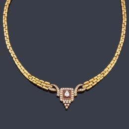 Lote 2196: Collar con centro de diamantes talla perilla y brillante de aprox. 2,58 ct en total con rubíes calibrados en montura de oro amarillo de 18K.