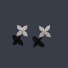 Lote 2230: Pendientes cortos con diseño floral con diamantes talla marquís de aprox. 0,63 ct en total.