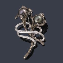 Lote 2235: Broche con diseño de dos calas con pareja de perlas de Tahití de aprox. 12,40 mm y 12,98 mm sobre pavé de diamantes 'brown' y bandas de brillantes incoloros.